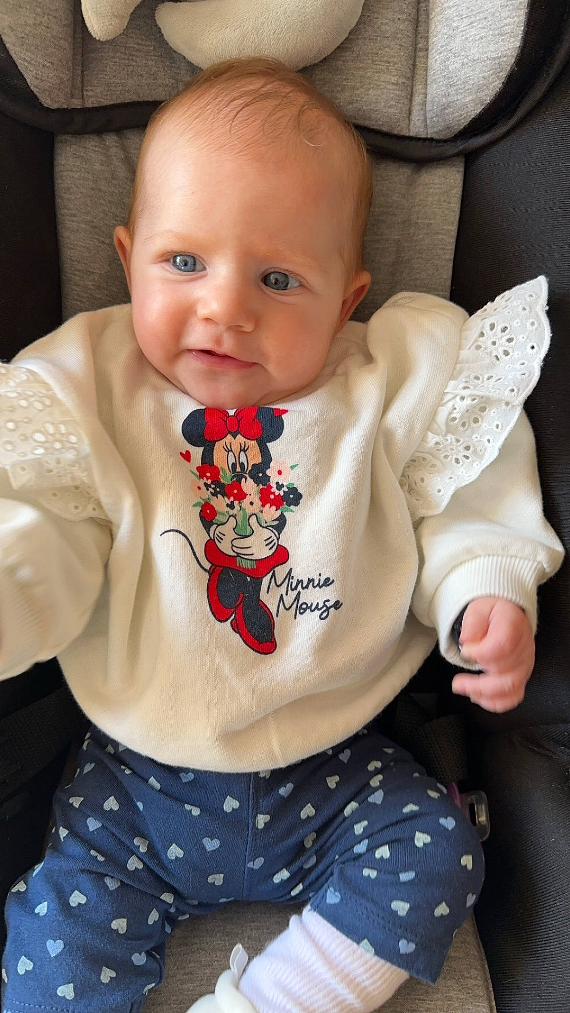 Alma participe au concours pour gagner de l'argent avec cette photo : arm, baby, baby_products, baby_toddler_clothing, carmine, chair, cheek, child, collar, comfort, head, human_body, neck, pattern, person, sitting, skin, sleeve, t_shirt, toddler