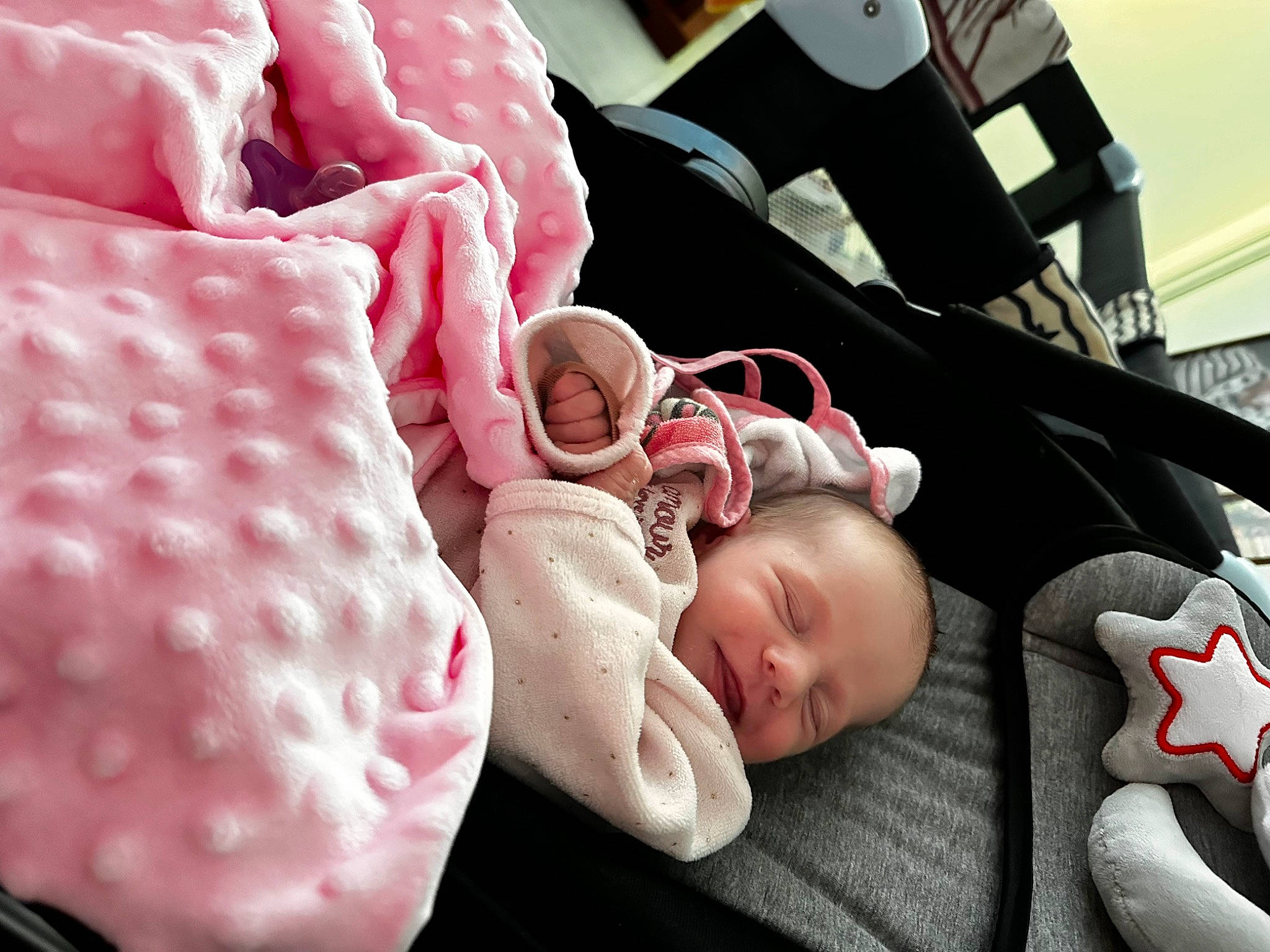 Alma a rejoint le concours — aidez-le/la à gagner de superbes lots ! baby, baby_products, baby_safety, baby_sleeping, baby_toddler_clothing, carmine, cheek, child, comfort, finger, hand, linens, mammal, mouth, nap, person, room, skin, textile, toddler