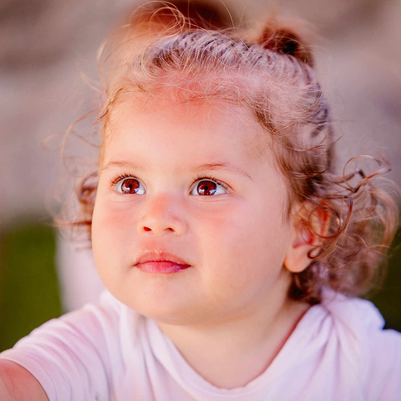 Sahel participe au concours pour gagner de l'argent avec cette photo : baby, child, close_up, curly_hair, curly_hair_toddler, cute, daylight, expressive_eyes, face, innocence, looking_up, natural_light, outdoor, person, portrait, skin, soft_background, toddler, white_shirt, young_child