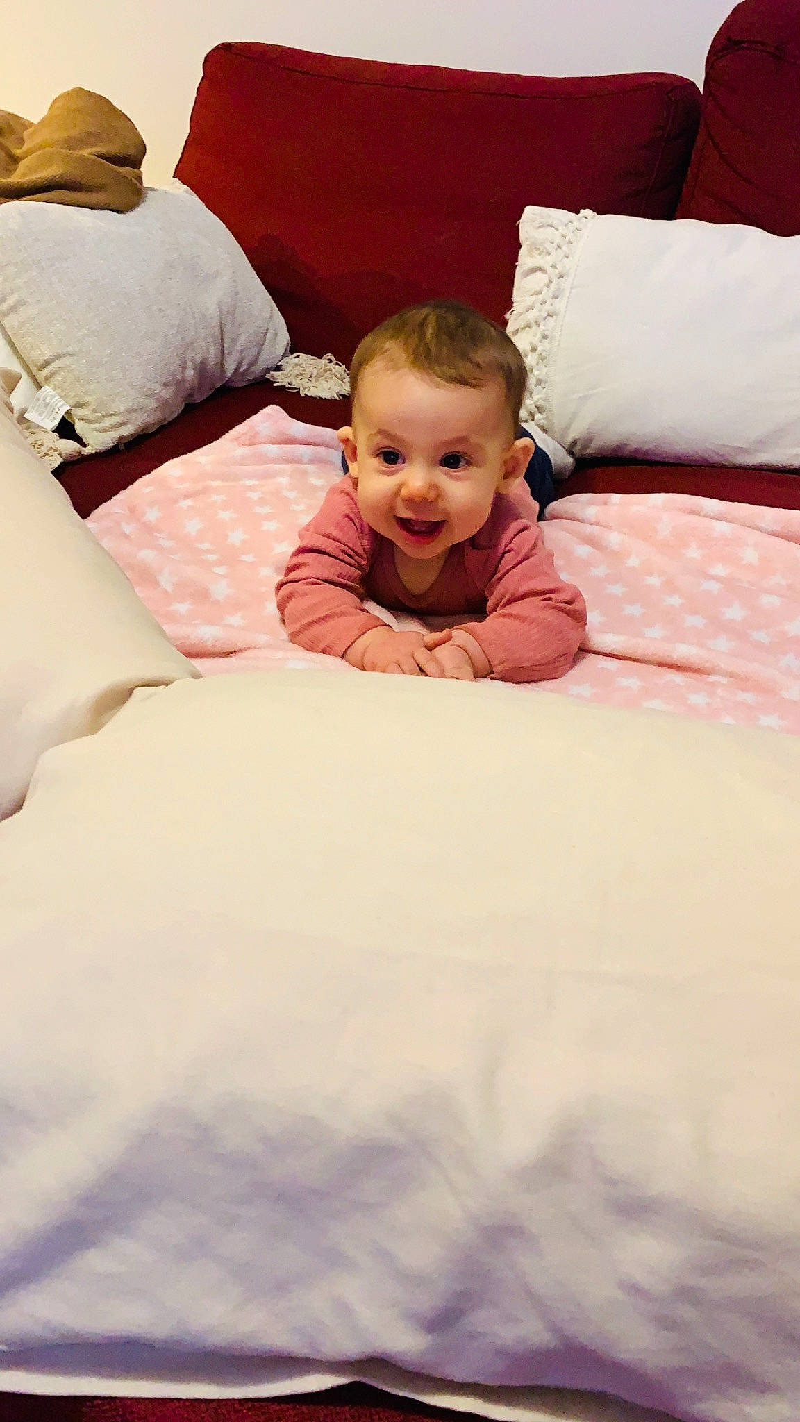 Jeanne a rejoint le concours — aidez-le/la à gagner de superbes lots ! baby, bed, bedding, bedroom, child, comfort, flash_photography, floor, flooring, furniture, hairstyle, happy, linens, person, pillow, pink, product, skin, smile, t_shirt
