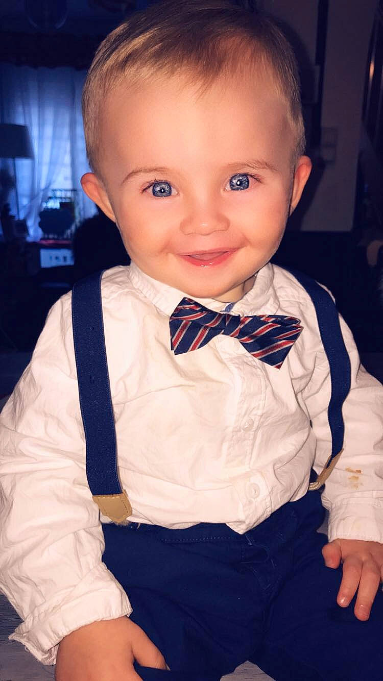 Matisse participe au concours pour gagner de l'argent avec cette photo : baby, bow_tie, cheek, child, child_model, chin, eye, face, fashion_accessory, formal_wear, head, joy, lip, male, nose, person, skin, smile, suit, tie