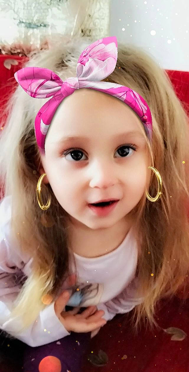 Siheme a rejoint le concours — aidez-le/la à gagner de superbes lots ! cheek, chin, dress, ear, eyebrow, eyelash, happy, head, headgear, headwear, helmet, iris, lip, person, petal, pink, plant, purple, skin, smile