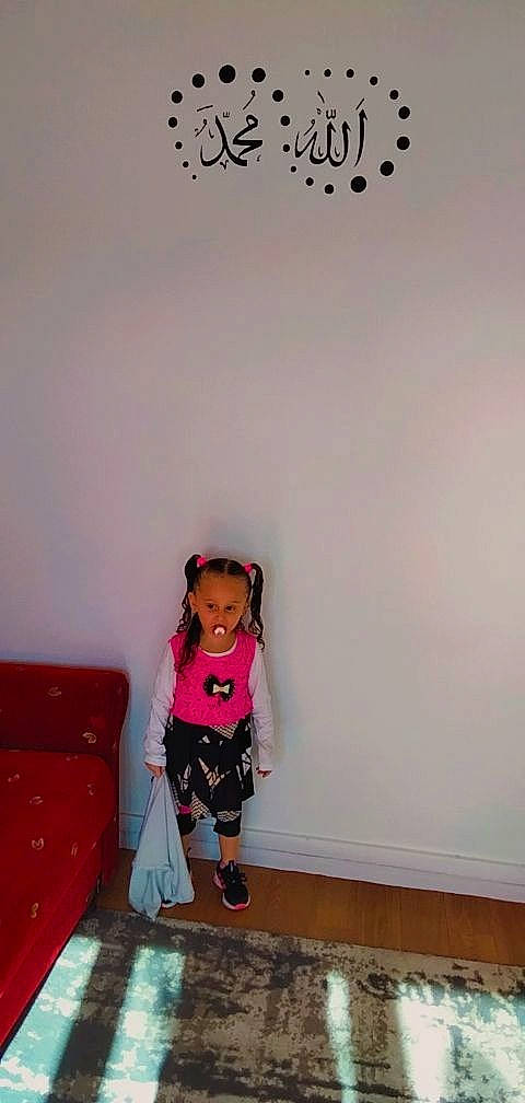 Siheme participe au concours pour gagner de l'argent avec cette photo : baby_toddler_clothing, boot, child, couch, flooring, fun, happy, knee, luggage_and_bags, magenta, pattern, person, pillow, pink, room, sandal, sleeve, sock, sofa_bed, t_shirt