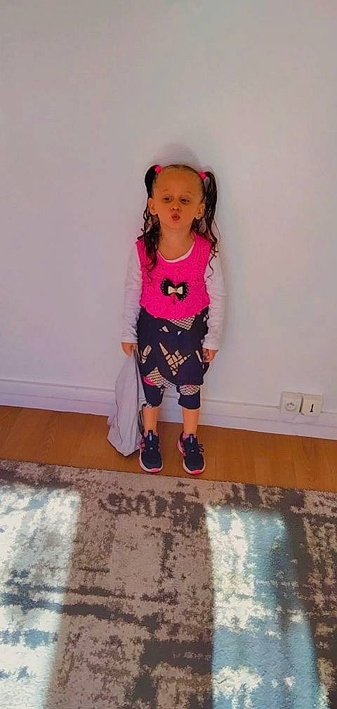 Siheme participe au concours pour gagner de l'argent avec cette photo : baby_toddler_clothing, child, costume, fashion_design, flooring, fun, human_leg, knee, magenta, pattern, person, pink, room, sleeve, sock, street_fashion, t_shirt, thigh, toddler, visual_arts
