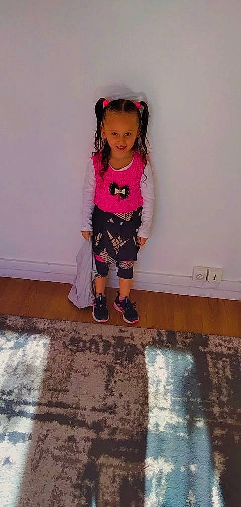 Siheme a rejoint le concours — aidez-le/la à gagner de superbes lots ! baby_toddler_clothing, child, dress, fashion_design, floor, flooring, footwear, fun, human_leg, joy, magenta, pattern, person, pink, purple, room, sandal, sleeve, smile, street_fashion