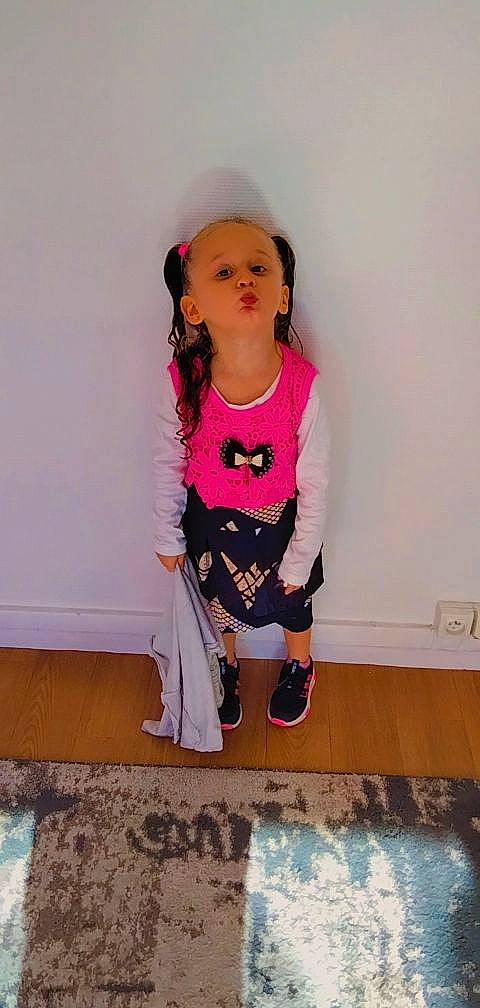 Siheme a rejoint le concours — aidez-le/la à gagner de superbes lots ! baby_toddler_clothing, face, fashion_design, flooring, happy, human_body, jeans, knee, leg, long_hair, magenta, person, pink, shoe, sleeve, sock, street_fashion, t_shirt, thigh, toddler