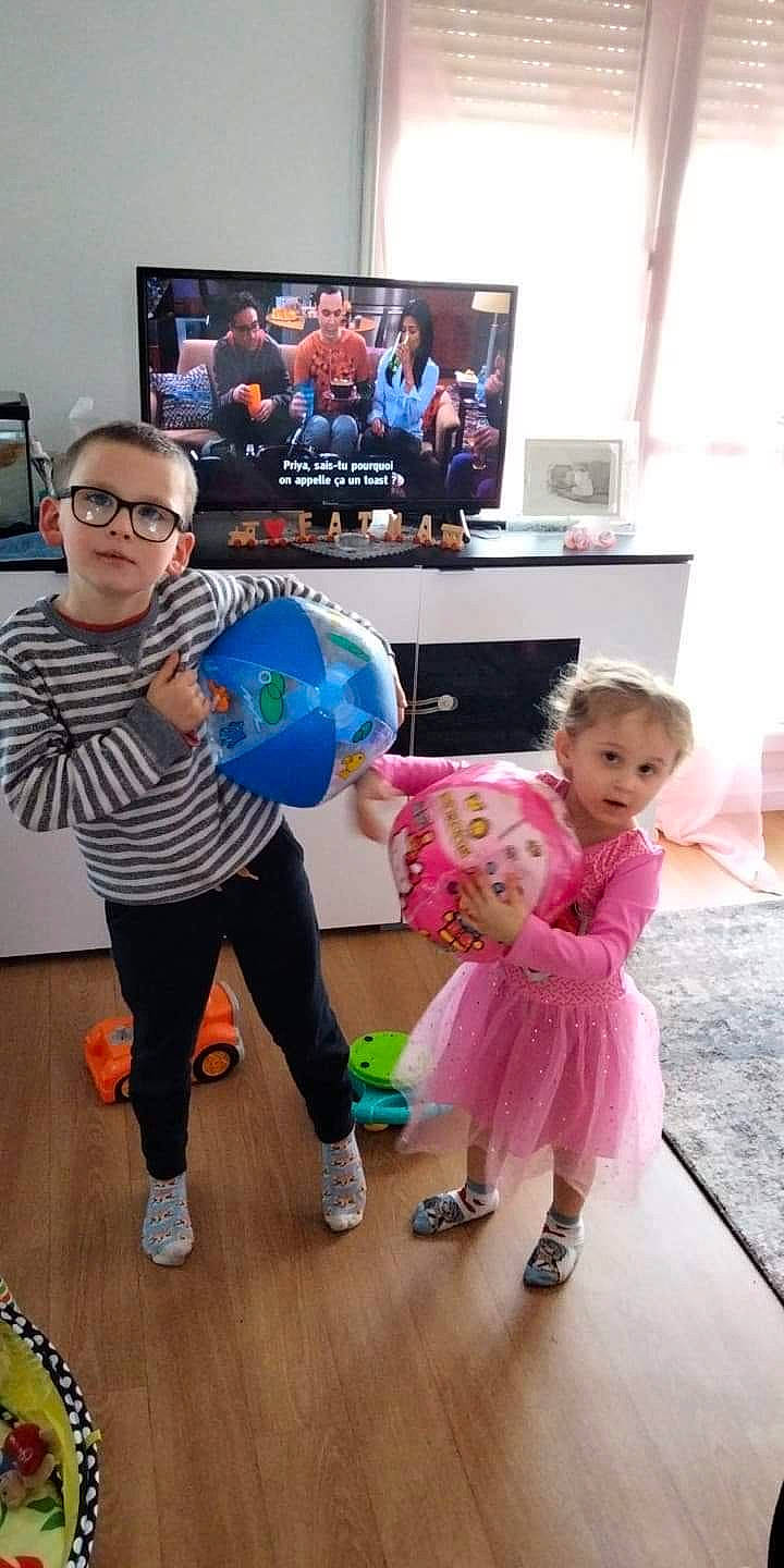 Lorenzo participe au concours pour gagner de l'argent avec cette photo : balloon, child, entertainment, event, eyewear, flooring, fun, gadget, happy, home_appliance, interaction, led_backlit_lcd_display, leisure, party_supply, person, play, room, social_group, surprise, television