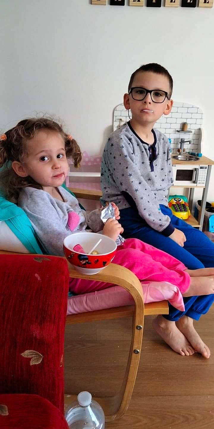 Lorenzo a rejoint le concours — aidez-le/la à gagner de superbes lots ! baby_toddler_clothing, chair, child, comfort, event, eyewear, face, fashion_design, fun, glasses, hairstyle, happy, knee, lap, leisure, person, pink, room, sitting, skin