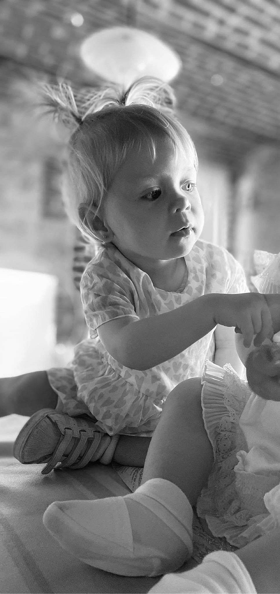 Alizée a rejoint le concours — aidez-le/la à gagner de superbes lots ! arm, black, black_and_white, eye, face, facial_expression, flash_photography, hair, hairstyle, hand, happy, head, human, iris, organ, person, skin, standing, style, toddler