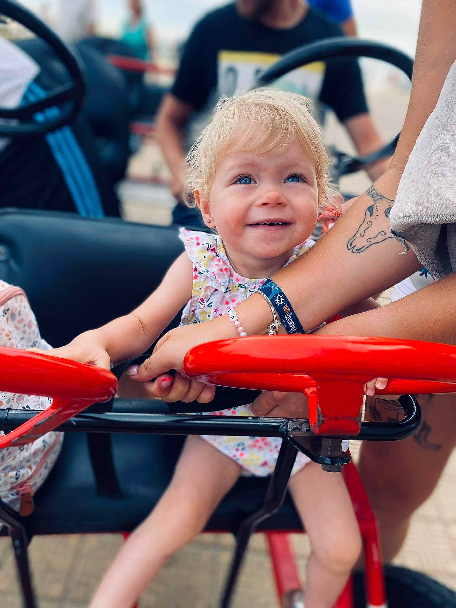 Alizée a rejoint le concours — aidez-le/la à gagner de superbes lots ! baby_products, child, electric_blue, event, fun, happy, human_leg, joy, lap, leisure, motor_vehicle, person, recreation, shorts, sitting, skin, smile, summer, thigh, tire