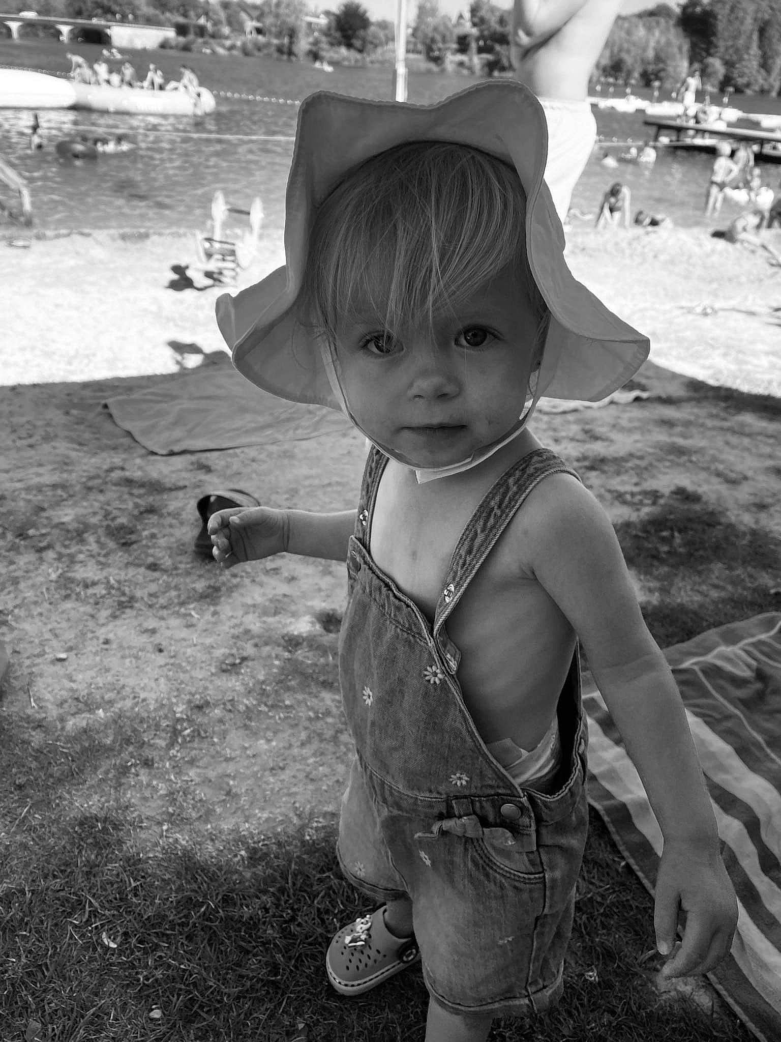 Alizée participe au concours pour gagner de l'argent avec cette photo : arm, beach, black, black_and_white, eye, hairstyle, hand, happy, head, human, human_body, monochrome, organ, people_on_beach, person, photograph, shoe, standing, style, water