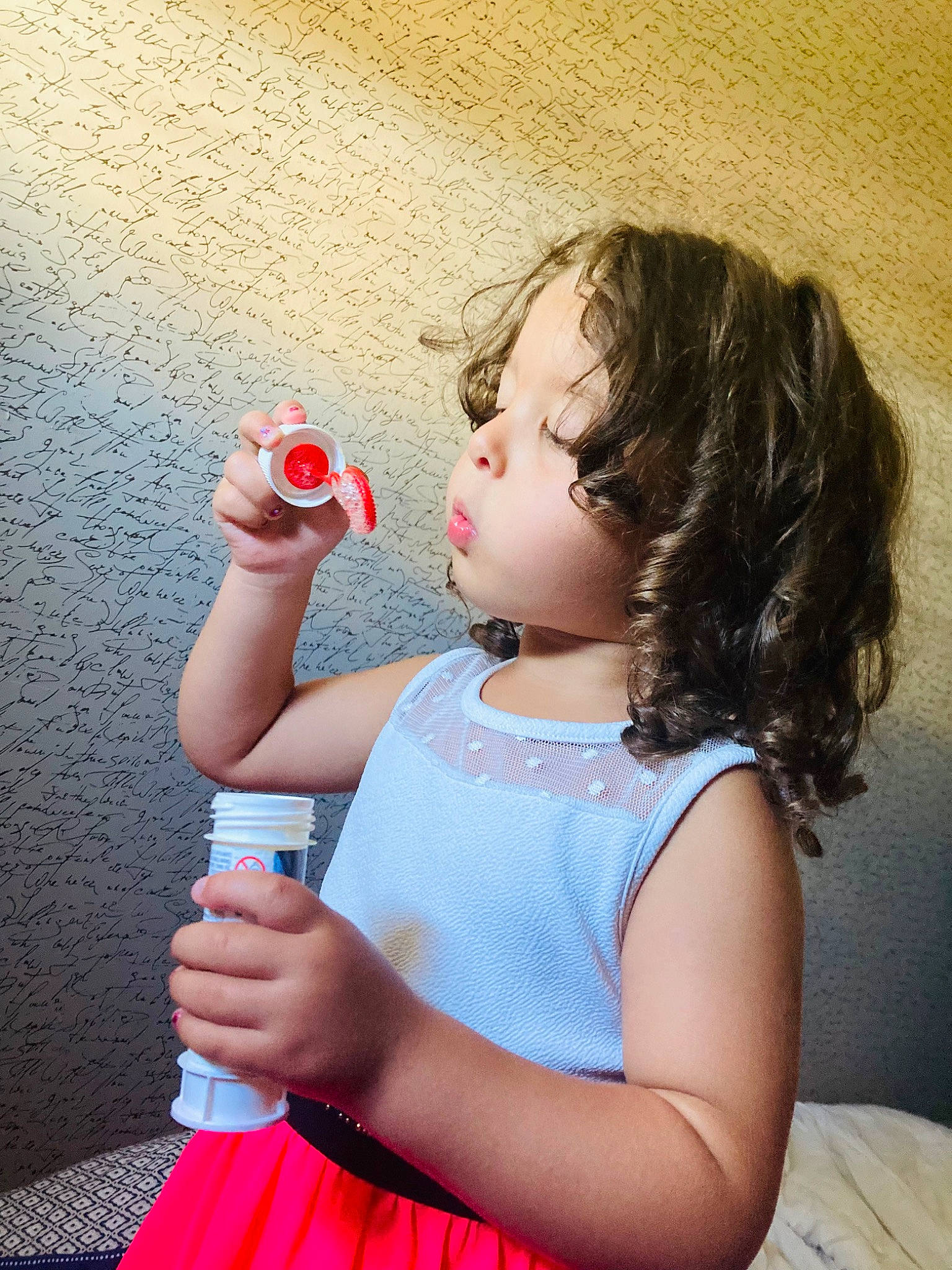 Ines participe au concours pour gagner de l'argent avec cette photo : arm, child, facial_expression, finger, fun, gesture, hand, happy, joint, lip, mouth, nose, organ, person, pink, shoulder, skin, sleeve, standing, toddler