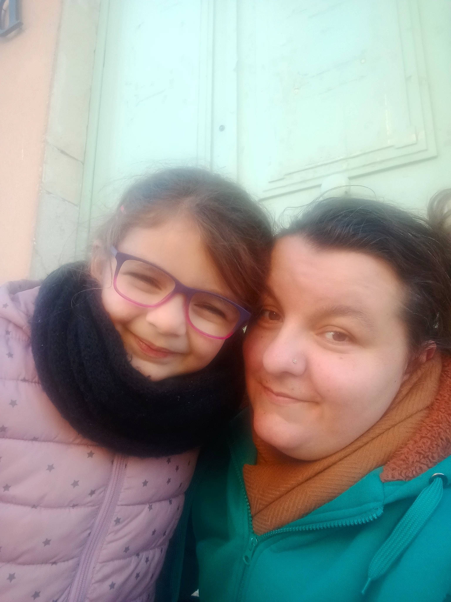 Chloe a rejoint le concours — aidez-le/la à gagner de superbes lots ! black_hair, cheek, chin, eyebrow, eyewear, forehead, fun, gesture, glasses, hairstyle, happy, iris, joy, lip, mouth, neck, nose, organ, person, skin