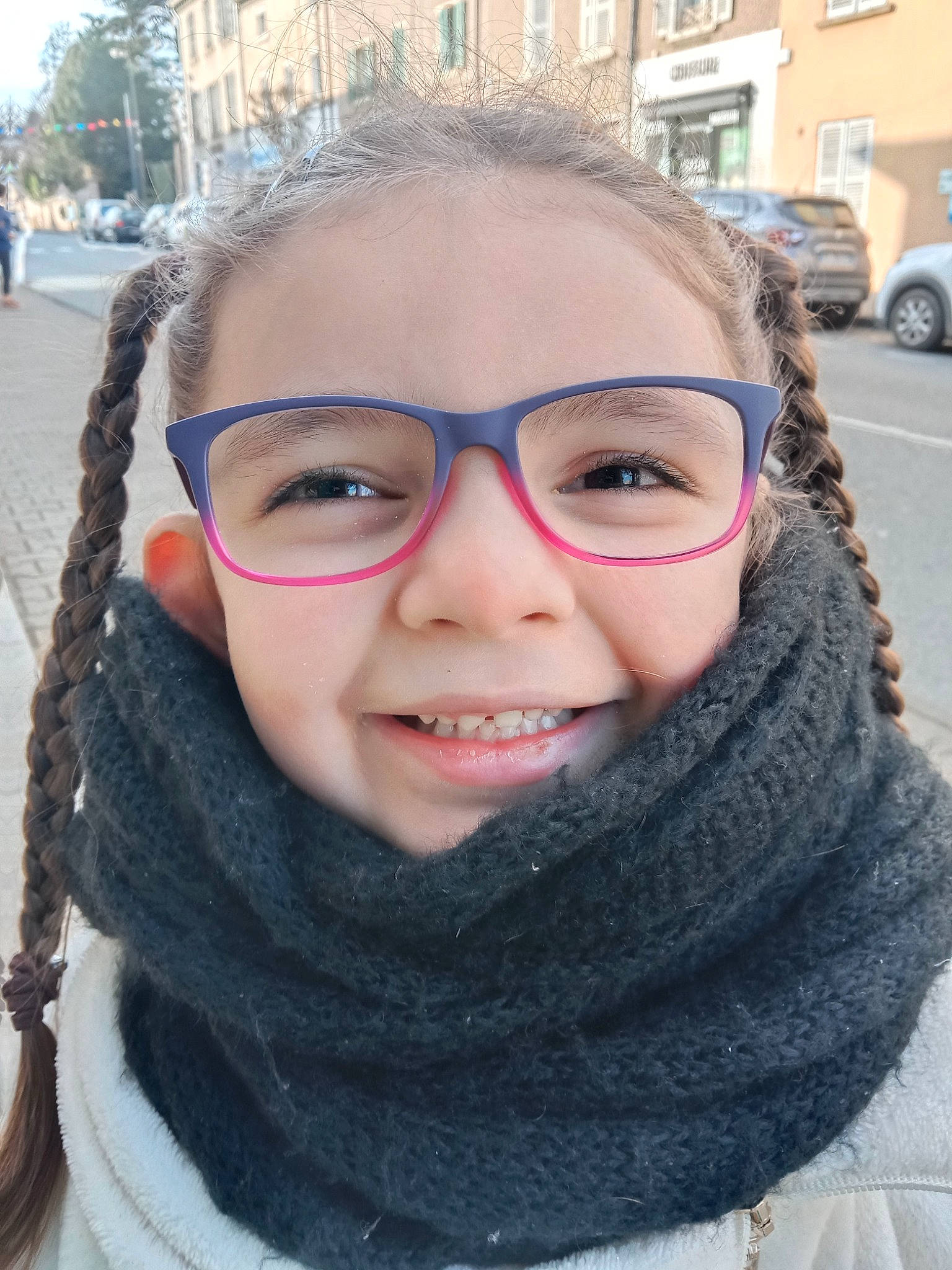 Chloe a rejoint le concours — aidez-le/la à gagner de superbes lots ! black_hair, chin, cool, eye, eyebrow, eyelash, eyewear, facial_expression, glasses, hairstyle, happy, human, iris, jaw, joy, lip, neck, nose, person, skin