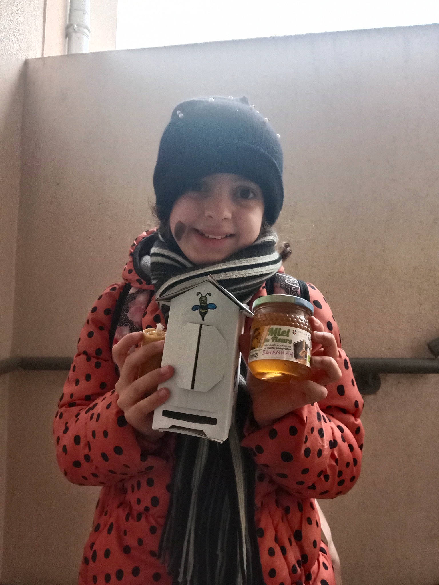 Savannah participe au concours pour gagner de l'argent avec cette photo : bag, beanie, cap, child, costume, fashion_accessory, fur, glove, headwear, joy, landscape, outerwear, pattern, person, personal_protective_equipment, shawl, sleeve, smile, stole, toddler