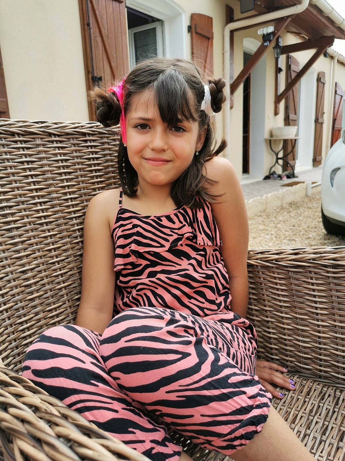 Andréa a rejoint le concours — aidez-le/la à gagner de superbes lots ! black_hair, cool, flash_photography, fun, hairstyle, happy, human, human_leg, joint, joy, leg, leisure, long_hair, neck, person, shoulder, skin, smile, summer, thigh