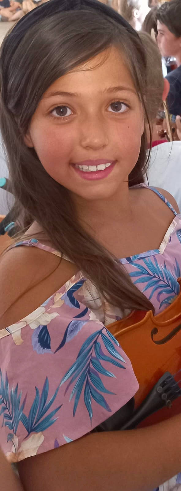 Andréa a rejoint le concours — aidez-le/la à gagner de superbes lots ! bangs, black_hair, cool, eyelash, face, guitar, hair, hairstyle, happy, joy, layered_hair, lip, long_hair, musical_instrument, musician, people, person, shoulder, skin, smile