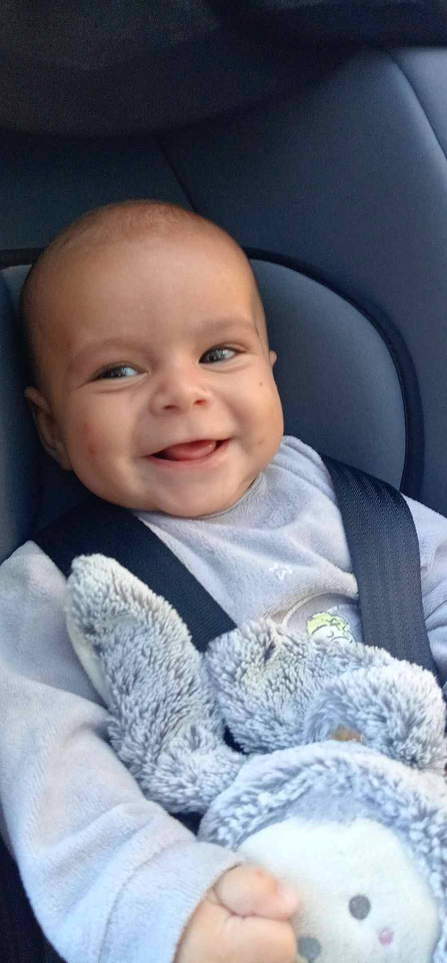 Liam a rejoint le concours — aidez-le/la à gagner de superbes lots ! baby, baby_toddler_clothing, car_seat, cheek, child, chin, close_up, comfort, eyebrow, face, facial_expression, happy, iris, joy, linens, lip, nose, person, skin, sleeve