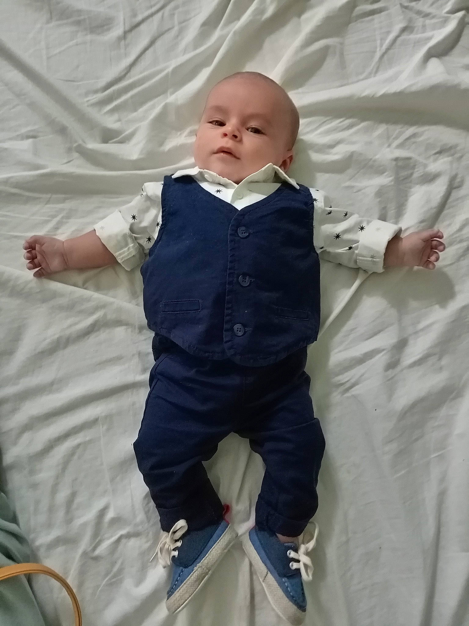 Liam participe au concours pour gagner de l'argent avec cette photo : baby, baby_products, baby_toddler_clothing, child, comfort, dress_shirt, formal_wear, fun, gesture, happy, linens, pattern, person, sitting, sleeve, sock, textile, toddler, vacation