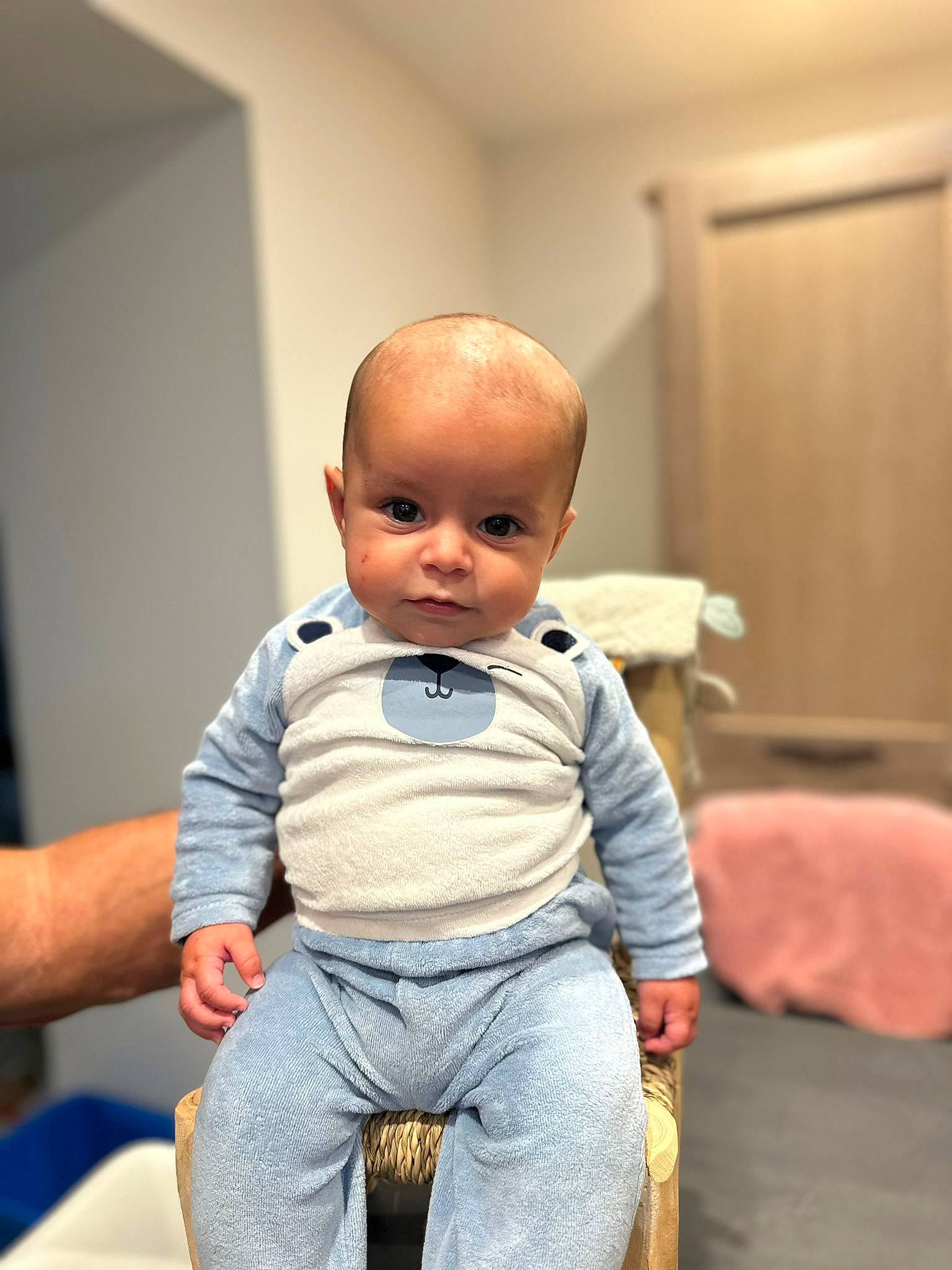 Liam participe au concours pour gagner de l'argent avec cette photo : arm, baby, baby_toddler_clothing, cheek, child, comfort, denim, elbow, flooring, foot, fun, happy, human, knee, person, room, sitting, sleeve, t_shirt, toddler