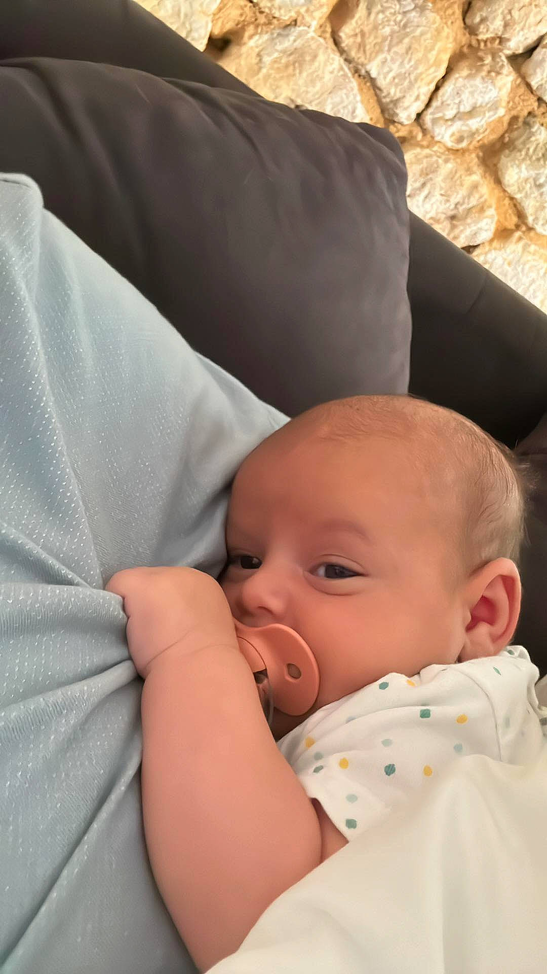 Liam participe au concours pour gagner de l'argent avec cette photo : baby, baby_products, baby_toddler_clothing, cheek, child, comfort, event, eye, face, happy, linens, lip, person, portrait_photography, sitting, skin, sleep, toddler