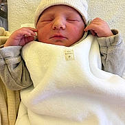 Pierre-Yves a rejoint le concours — aidez-le/la à gagner de superbes lots ! newborn, baby, sleeping, hat, blanket, clothing, infant, cute, peaceful, soft, face, hands, cozy, warm, bed, person, portrait, rest, indoors, wrapped