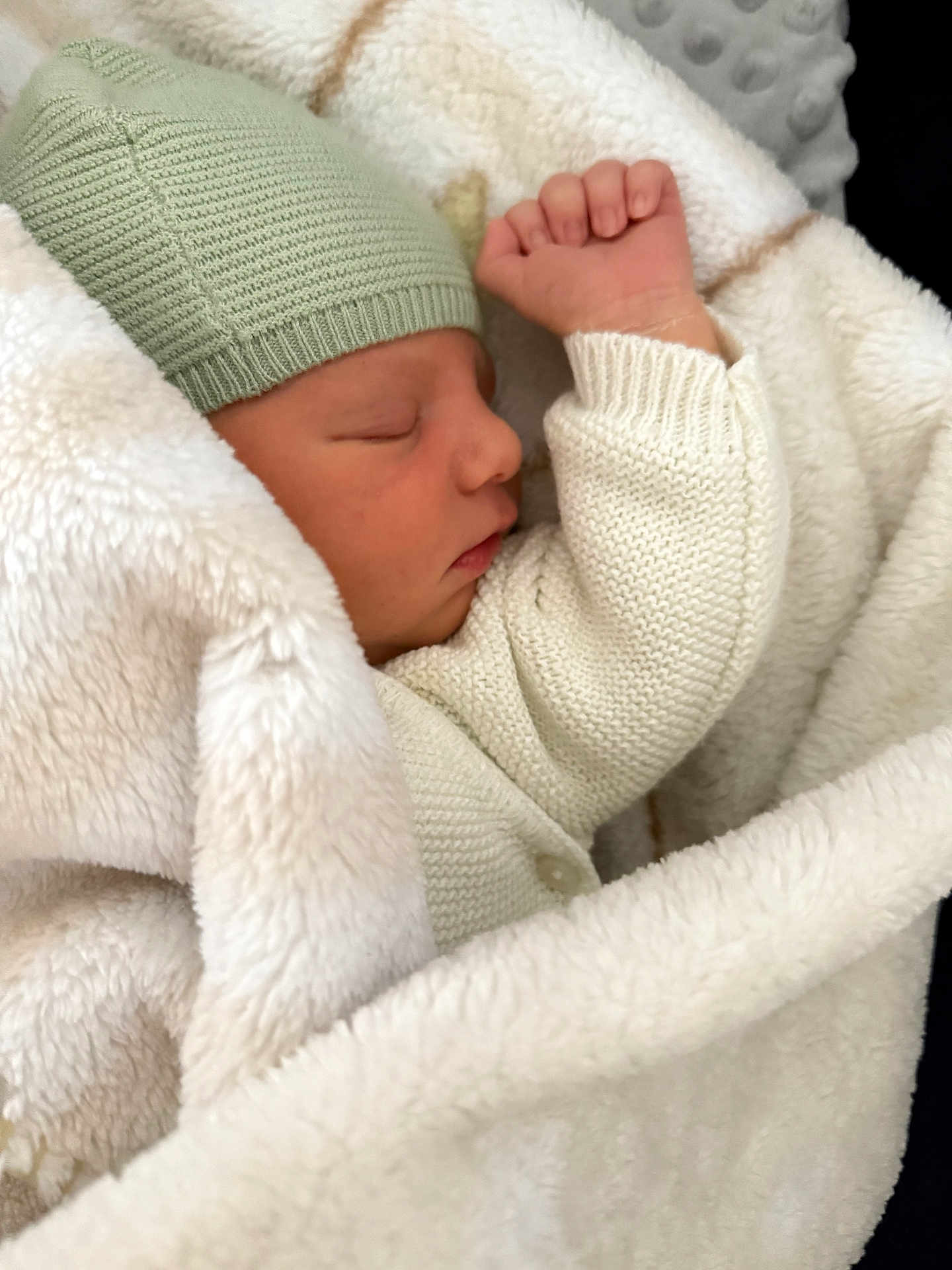 Pierre-Yves participe au concours pour gagner de l'argent avec cette photo : baby, newborn, sleeping, blanket, hat, knitwear, cozy, infant, child, soft, warm, cute, peaceful, wrapped, portrait, resting, fuzzy, white, green, hand