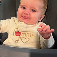 Lou a rejoint le concours — aidez-le/la à gagner de superbes lots ! baby, child, high_chair, pigtails, hair_clips, tongue_out, smiling, blue_eyes, face, indoor, clothing, cute, infant, person, seat, table, expression, happy, young_child, portrait