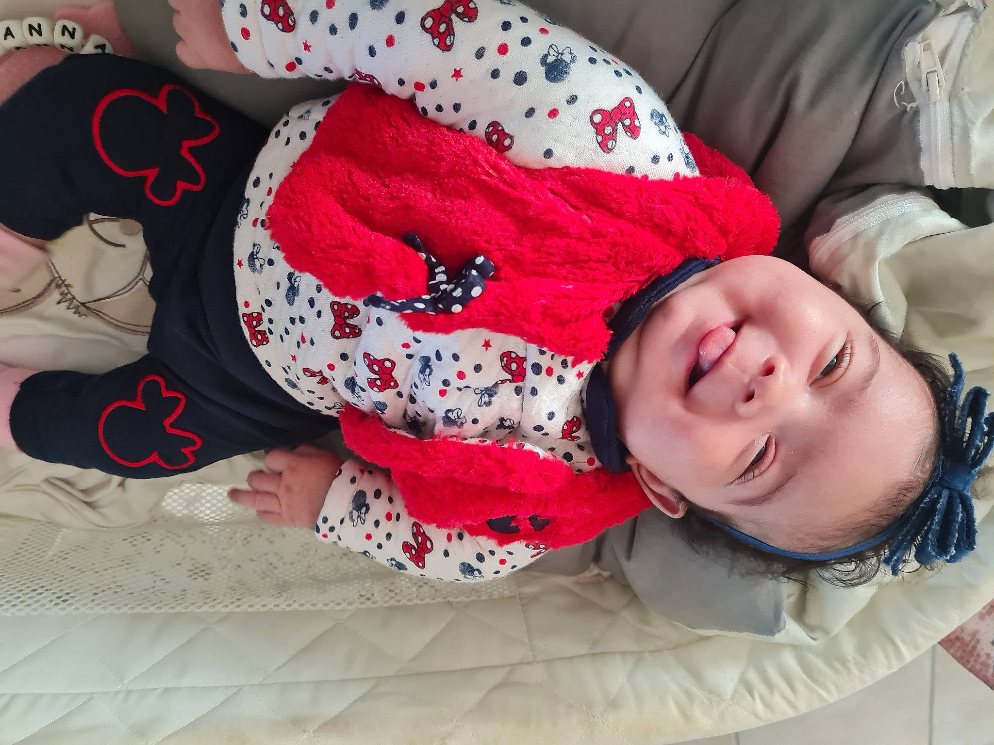 Alyannah a rejoint le concours — aidez-le/la à gagner de superbes lots ! baby, baby_toddler_clothing, bedding, carmine, child, comfort, facial_expression, flesh, happy, joy, linens, nap, pattern, person, room, sleep, sleeve, smile, thigh, toddler