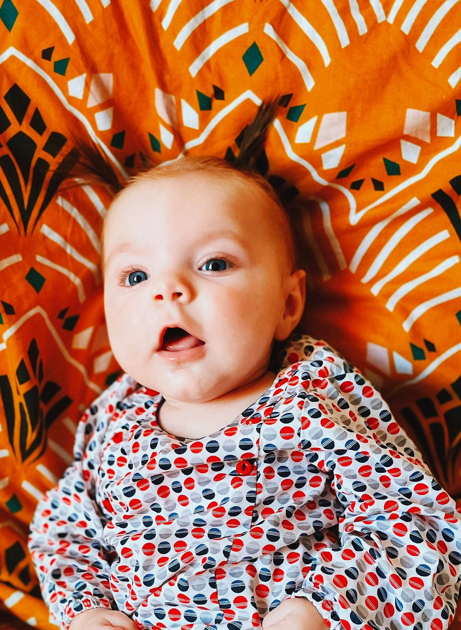 Kamilia a rejoint le concours — aidez-le/la à gagner de superbes lots ! baby, baby_toddler_clothing, cheek, child, chin, collar, eye, facial_expression, fun, happy, head, human, iris, orange, organ, person, red, skin, sleeve, textile