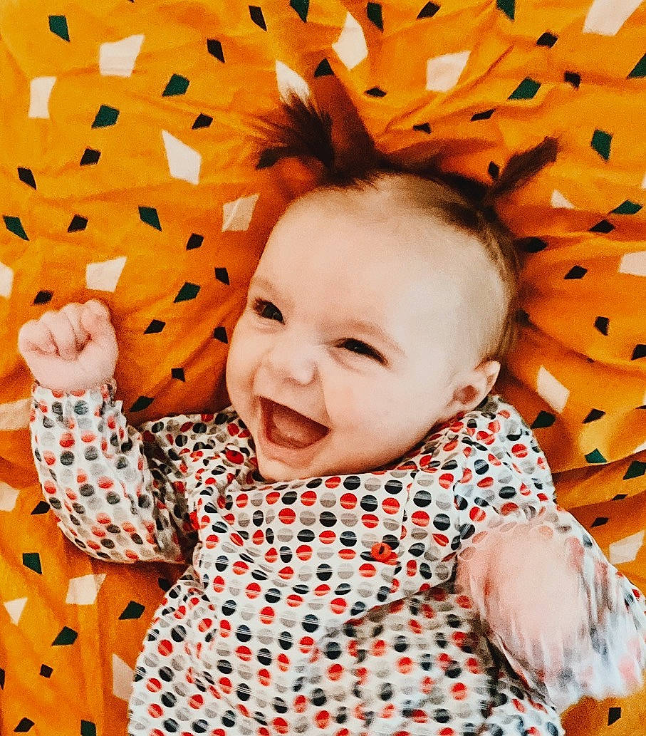 Kamilia a rejoint le concours — aidez-le/la à gagner de superbes lots ! baby, baby_toddler_clothing, child, collar, comfort, facial_expression, gesture, happy, leaf, orange, people_in_nature, person, photograph, playing_with_kids, product, skin, sleeve, smile, textile, toddler