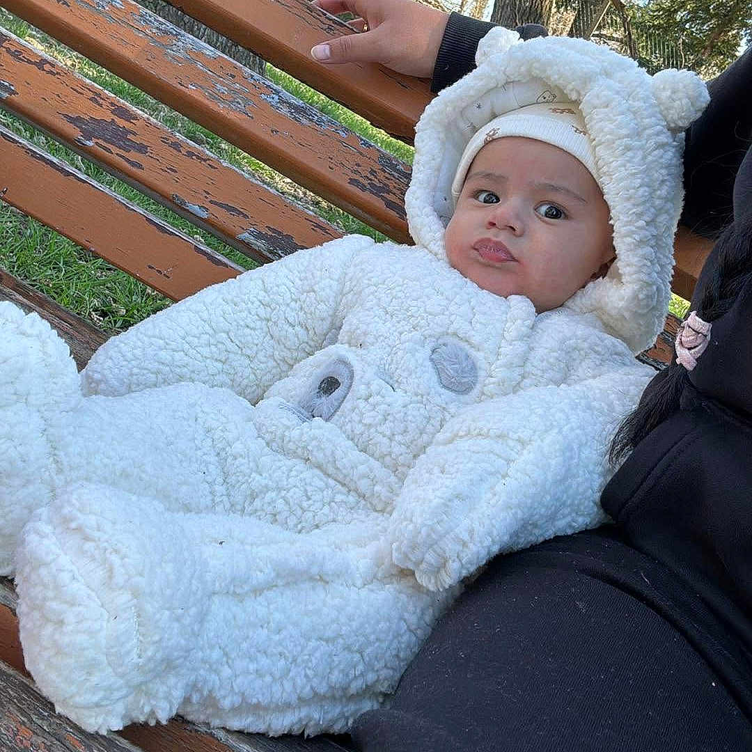Aylan a rejoint le concours — aidez-le/la à gagner de superbes lots ! baby, bench, child, coat, cute, fuzzy_suit, grass, hand, hat, hood, infant, outdoors, park, person, plush, portrait, sitting, trees, winter_clothing, wooden_bench