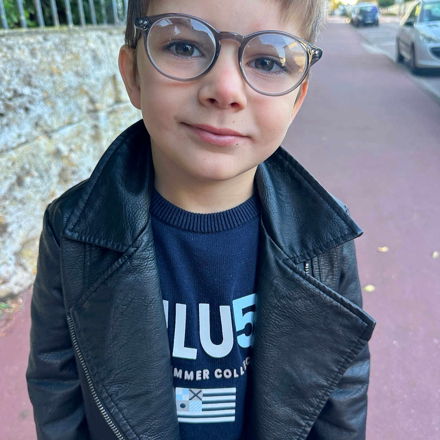 Adrien participe au concours pour gagner de l'argent avec cette photo : accessories, blazer, boy, car, child, clothing, coat, face, glasses, hair, head, jacket, machine, male, person, photography, portrait, transportation, vehicle, wheel