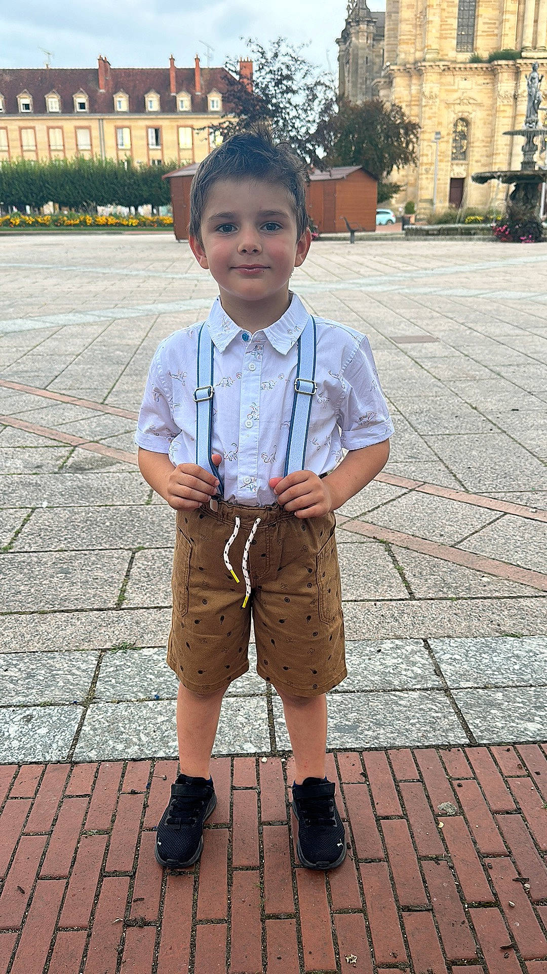 Adrien participe au concours pour gagner de l'argent avec cette photo : boy, child, city, clothing, face, footwear, head, male, pants, path, person, photography, portrait, road, shoe, shorts, standing, street, urban, walkway