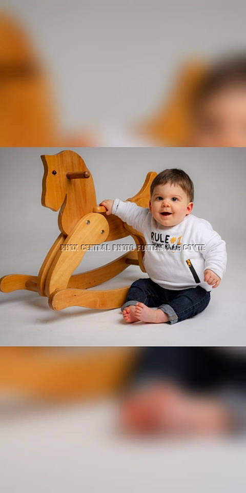 Ewen a rejoint le concours — aidez-le/la à gagner de superbes lots ! baby, child, companion_dog, fawn, flash_photography, fun, gesture, happy, person, room, shorts, sitting, sleeve, smile, stuffed_toy, t_shirt, teddy_bear, toddler, toy, wood