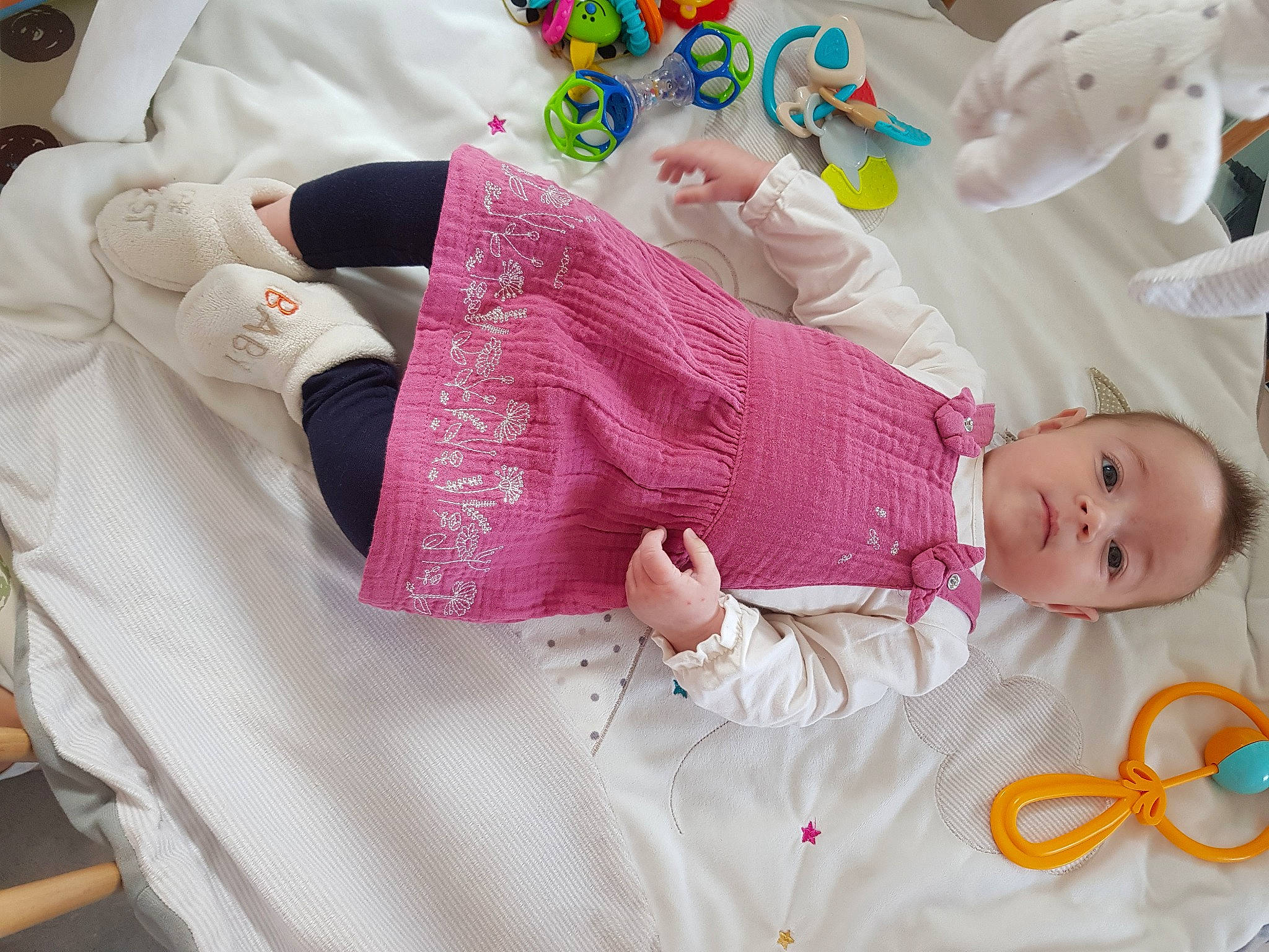 Mylène a rejoint le concours — aidez-le/la à gagner de superbes lots ! baby, baby_sleeping, bed_sheet, birth, child, happy, linens, person, pink, play, product, room, sleep, textile, toddler