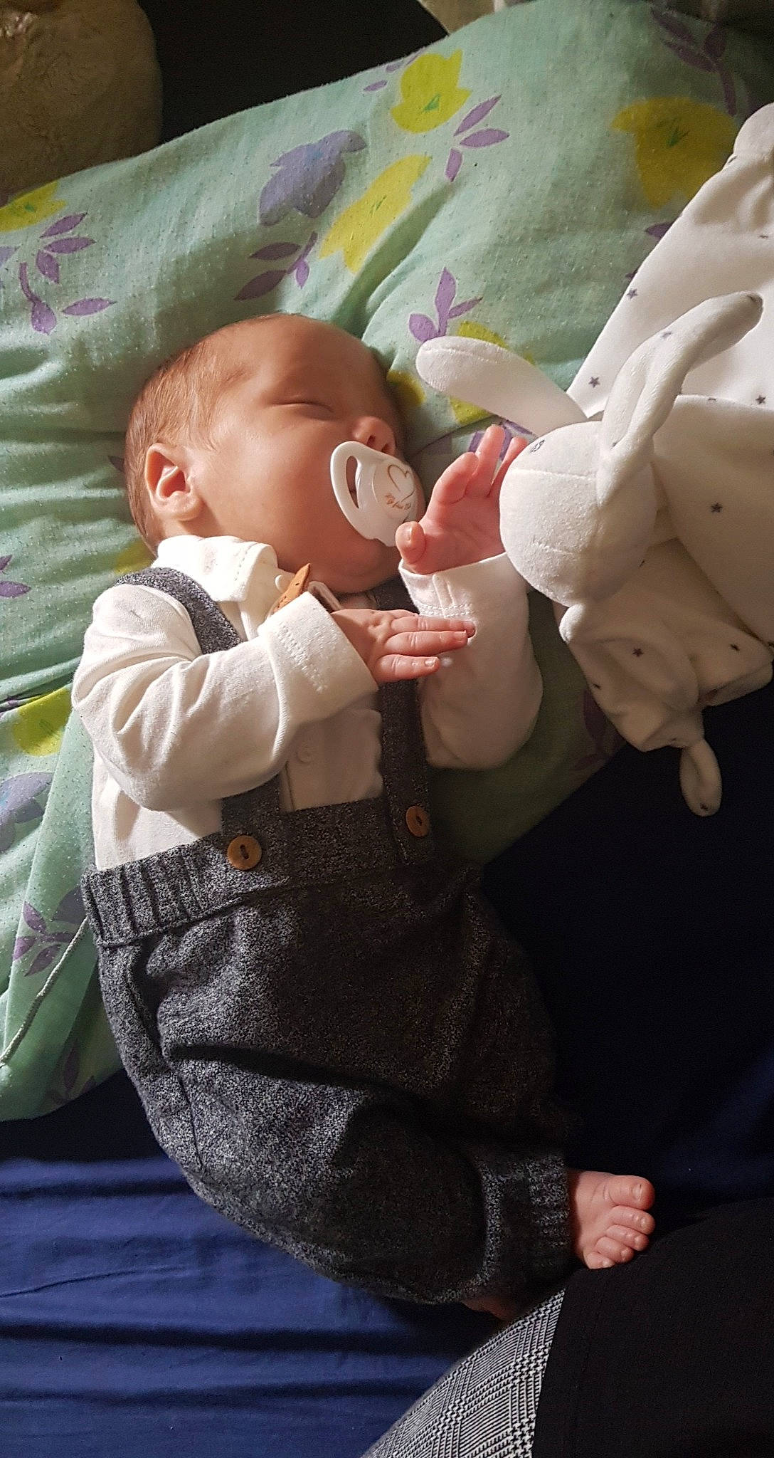 Loukas a rejoint le concours — aidez-le/la à gagner de superbes lots ! baby, baby_carriage, baby_products, baby_toddler_clothing, cheek, child, comfort, finger, gesture, grass, lap, linens, nap, pattern, room, sitting, sleep, sleeve, thumb, toddler