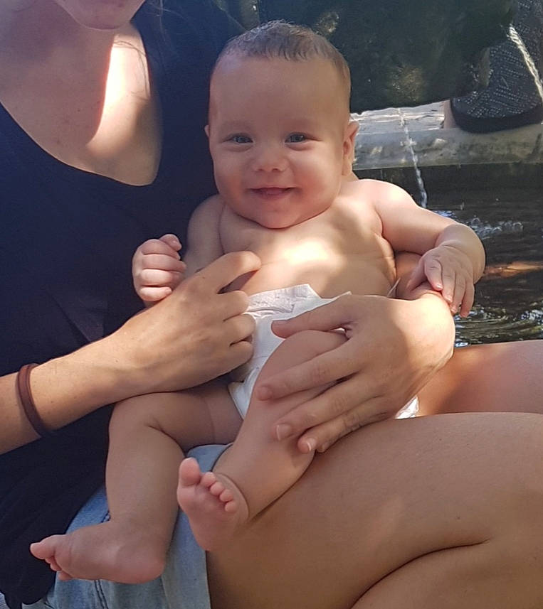 Loukas a rejoint le concours — aidez-le/la à gagner de superbes lots ! abdomen, arm, baby, cheek, chest, finger, gesture, hand, happy, head, human_body, joint, joy, leg, person, shoulder, skin, smile, stomach, thigh