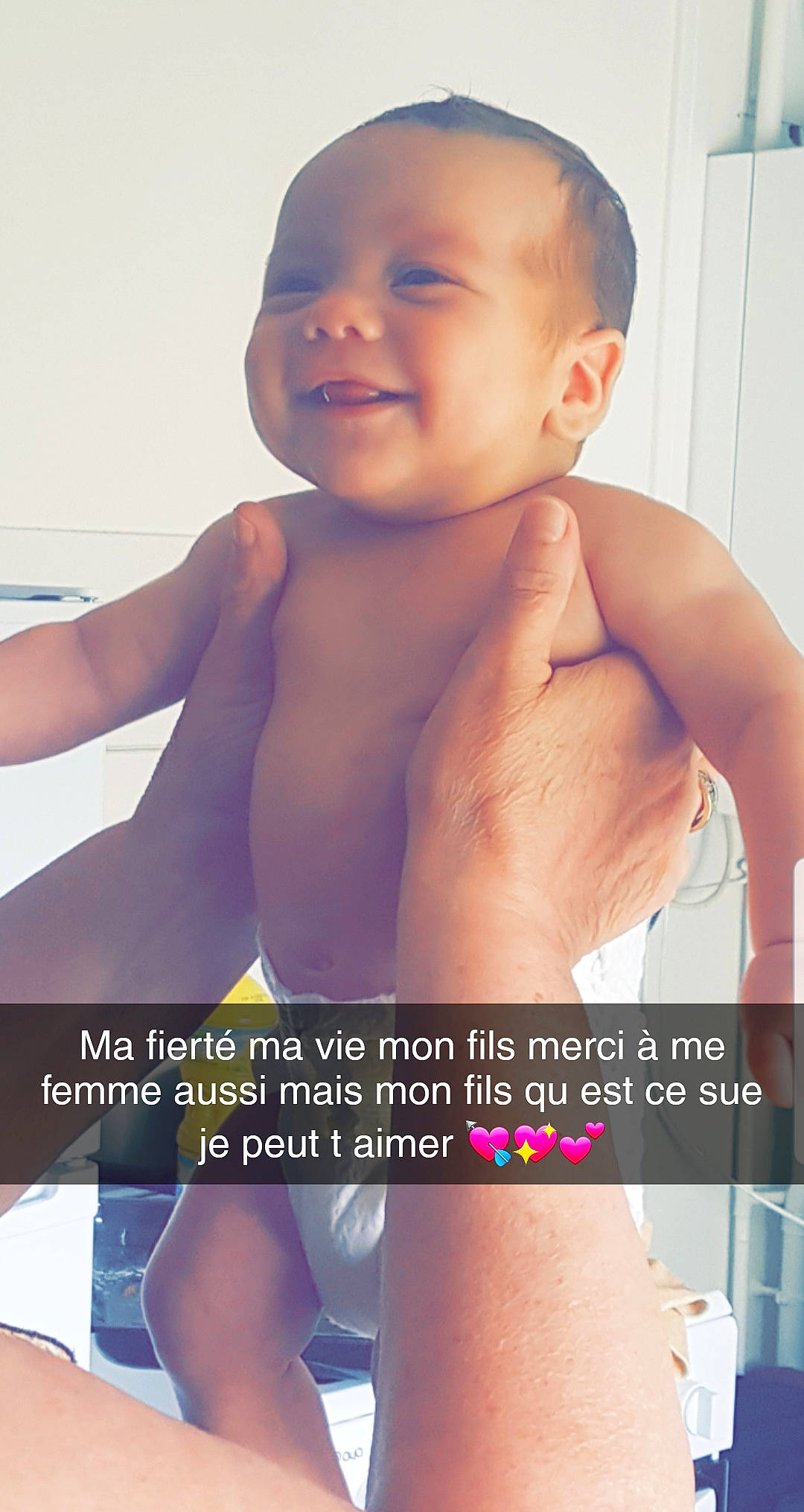 Loukas a rejoint le concours — aidez-le/la à gagner de superbes lots ! abdomen, barechested, chest, elbow, facial_expression, finger, gesture, hand, happy, joint, joy, knee, muscle, neck, person, smile, thigh, thumb, toddler, trunk