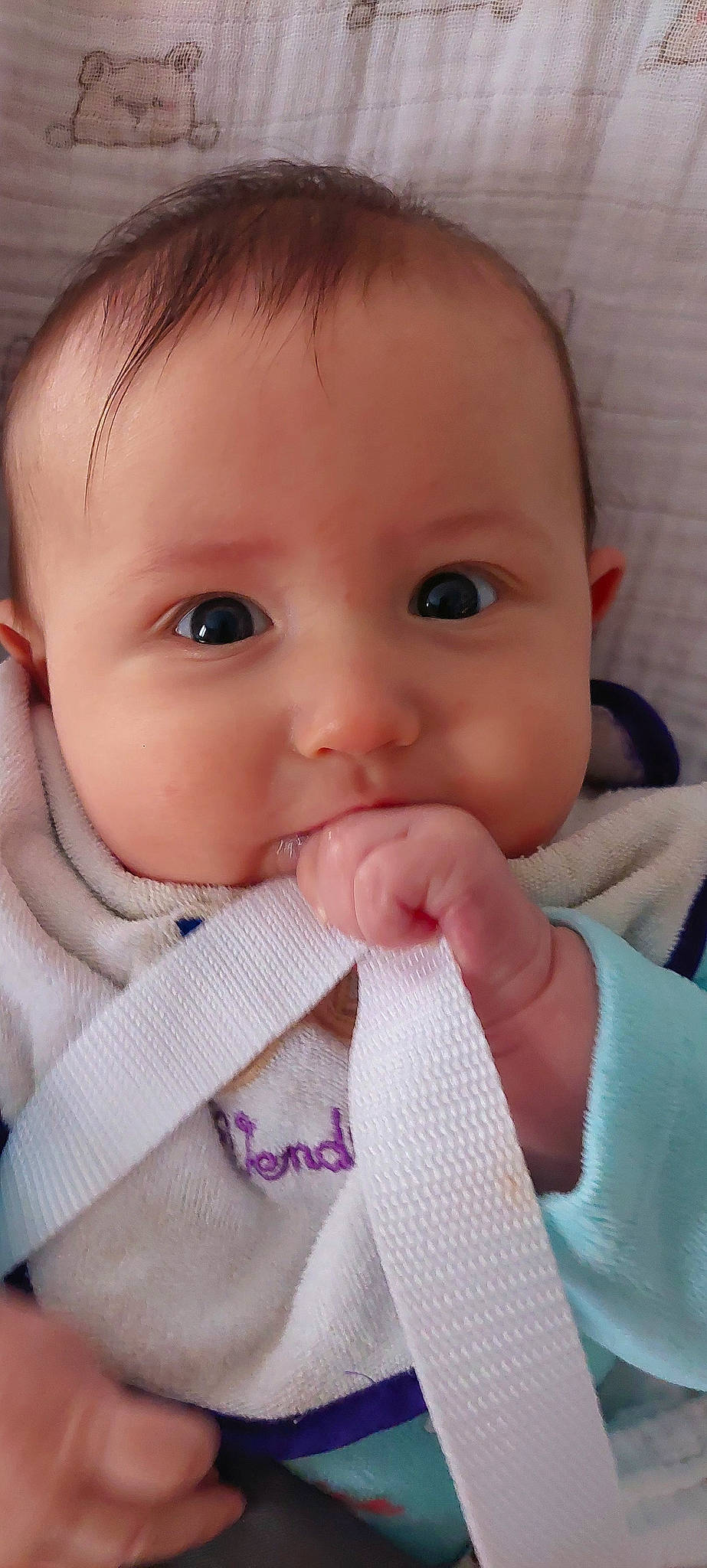 Julie participe au concours pour gagner de l'argent avec cette photo : baby, baby_toddler_clothing, cheek, drinkware, ear, eyebrow, eyelash, finger, gesture, hand, iris, lip, mouth, nose, outerwear, person, pink, product, skin, sleeve