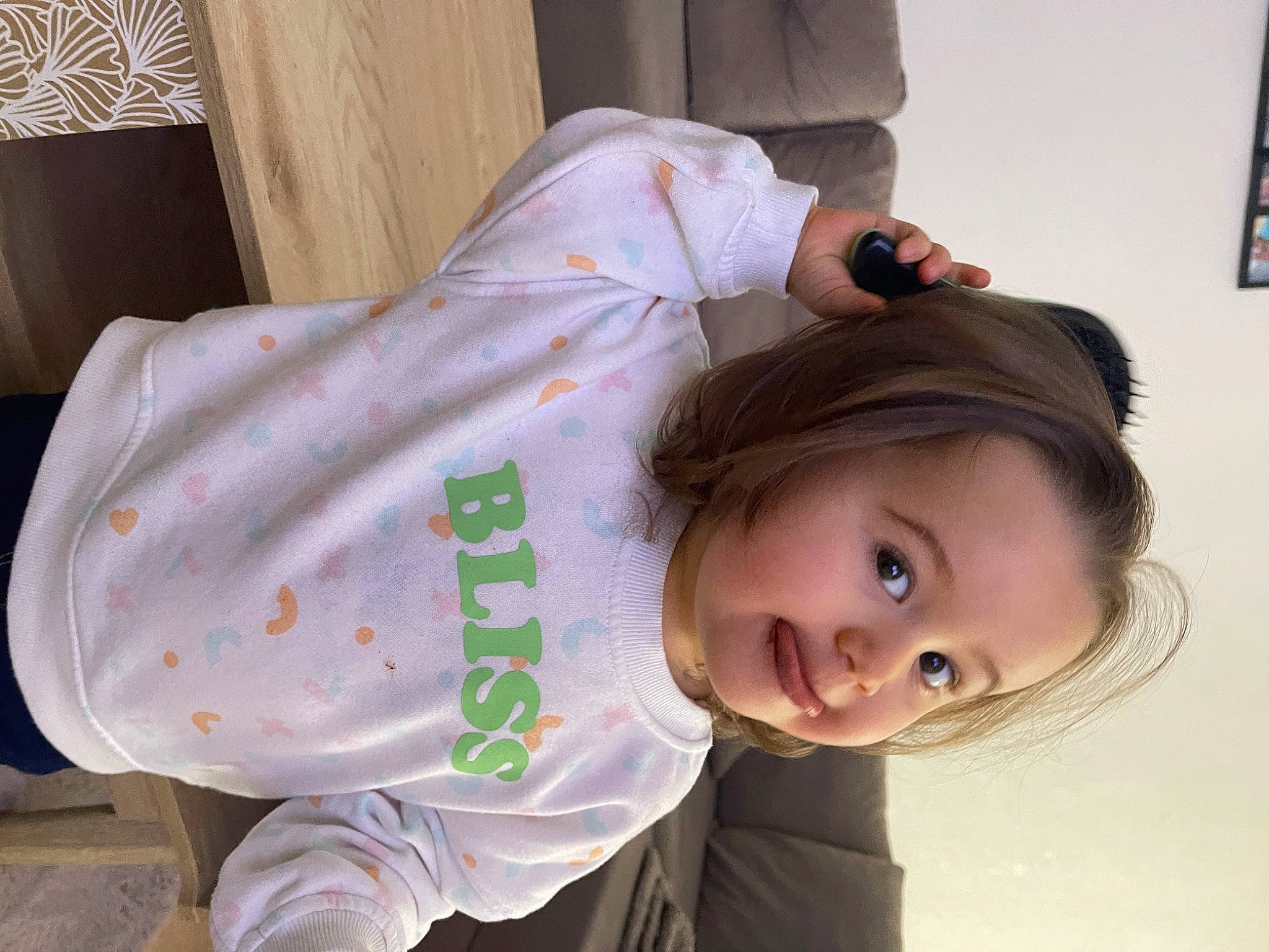 Ela a rejoint le concours — aidez-le/la à gagner de superbes lots ! baby, baby_toddler_clothing, cheek, child, comfort, curtain, eyelash, glasses, happy, hat, nose, person, picture_frame, plant, room, sitting, skin, sleeve, sunglasses, toddler