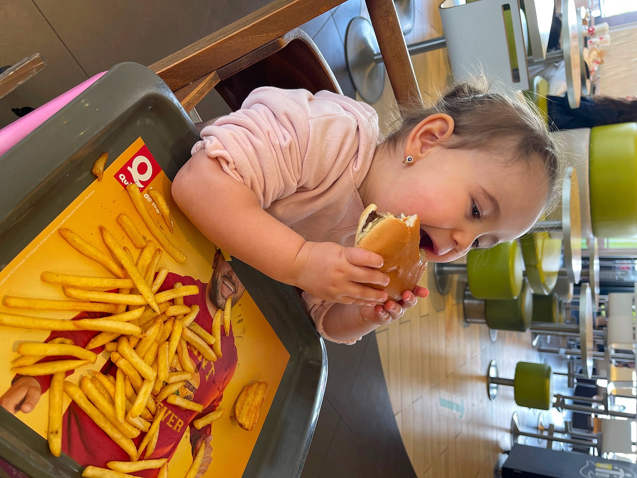 Ela a rejoint le concours — aidez-le/la à gagner de superbes lots ! baby, child, comfort_food, cooking, cuisine, deep_frying, finger_food, food, french_fries, fried_food, frying, ingredient, junk_food, machine, person, produce, recipe, room, tableware, toddler