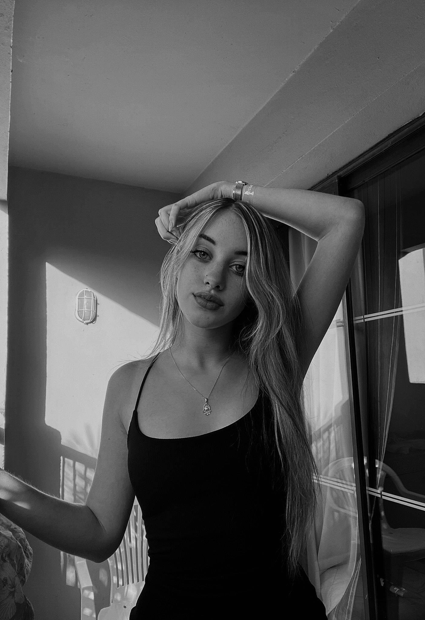 Jade a rejoint le concours — aidez-le/la à gagner de superbes lots ! art_model, black_and_white, black_hair, elbow, eyelash, fashion_design, flash_photography, gesture, happy, joint, lip, long_hair, monochrome, monochrome_photography, person, shoulder, standing, style, thigh, tints_and_shades