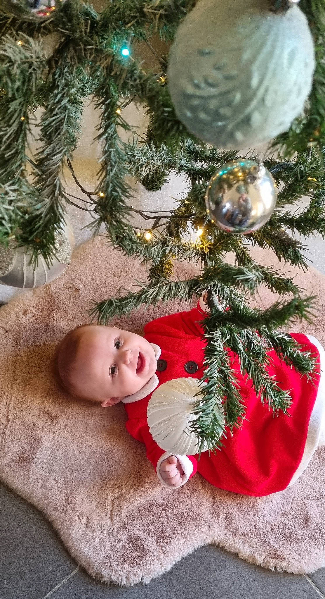 Lyanna a rejoint le concours — aidez-le/la à gagner de superbes lots ! baby, christmas, christmas_decoration, christmas_eve, christmas_ornament, christmas_tree, conifer, event, evergreen, grass, happy, holiday, holiday_ornament, ornament, person, plant, toddler, tree, twig, wood