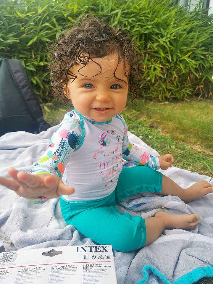 Mayna participe au concours pour gagner de l'argent avec cette photo : adaptation, baby, baby_carriage, baby_toddler_clothing, child, comfort, fun, grass, happy, lap, leaf, leg, leisure, people_in_nature, person, plant, recreation, skin, smile, summer