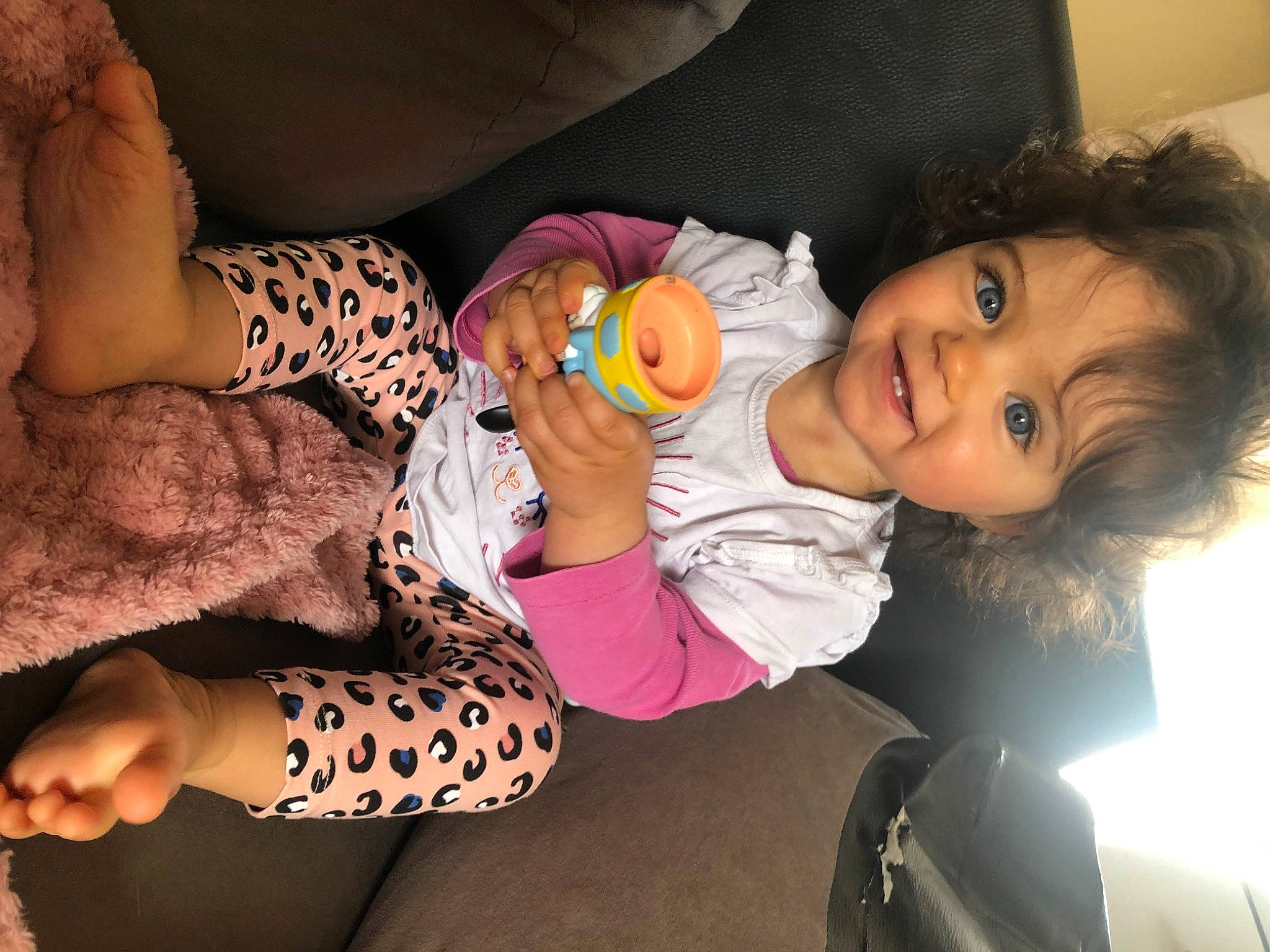 Mayna participe au concours pour gagner de l'argent avec cette photo : arm, baby, baby_toddler_clothing, cheek, clothing, facial_expression, finger, fun, hairstyle, human_body, iris, joint, joy, leg, mouth, nail, person, pink, skin, textile