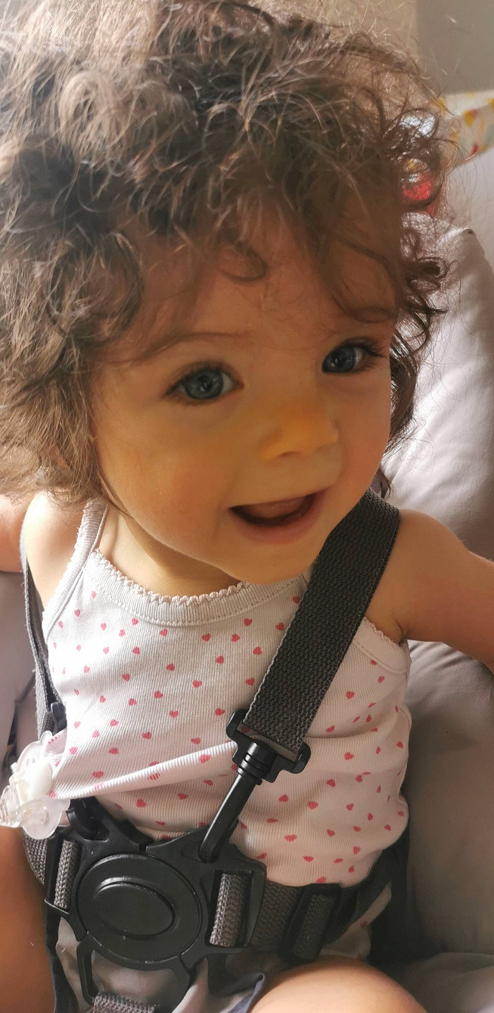 Mayna a rejoint le concours — aidez-le/la à gagner de superbes lots ! baby_toddler_clothing, beauty, cheek, child, chin, eyelash, gesture, happy, iris, lip, nose, organ, pattern, person, pink, product, skin, sleeve, smile, textile