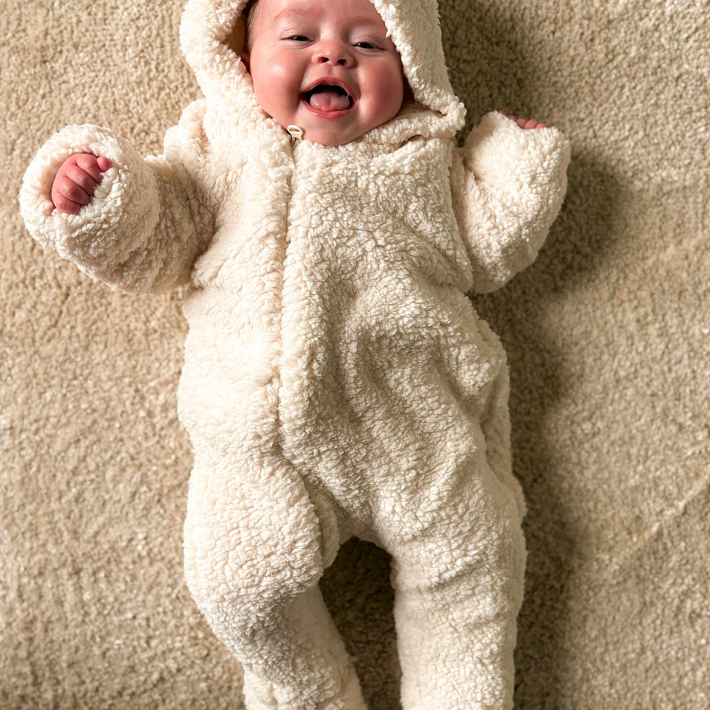 Romy a rejoint le concours — aidez-le/la à gagner de superbes lots ! baby, babylaughing, bonnet, clothing, coat, face, happy, hat, head, hood, hoodie, jacket, knitwear, newborn, person, photography, portrait, smile, sweater, sweatshirt