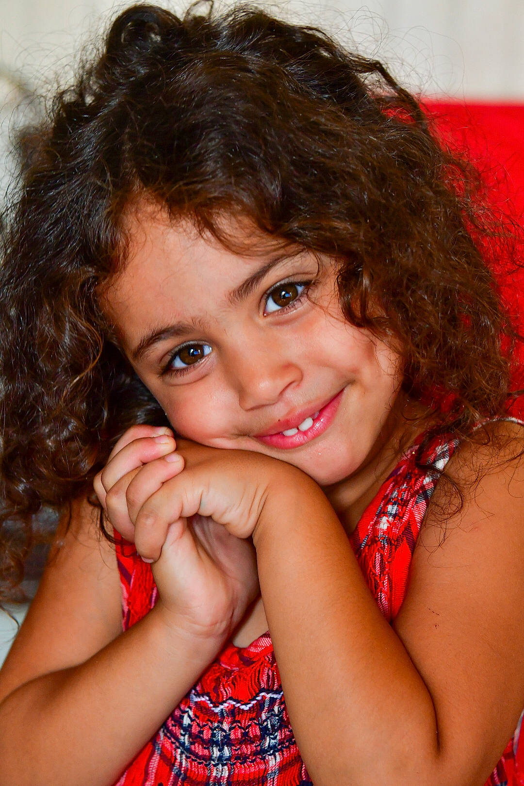 Dounia participe au concours pour gagner de l'argent avec cette photo : arm, cheek, chin, eye, eyebrow, eyelash, face, facial_expression, flash_photography, forehead, gesture, hand, happy, iris, joy, lip, mouth, neck, nose, person