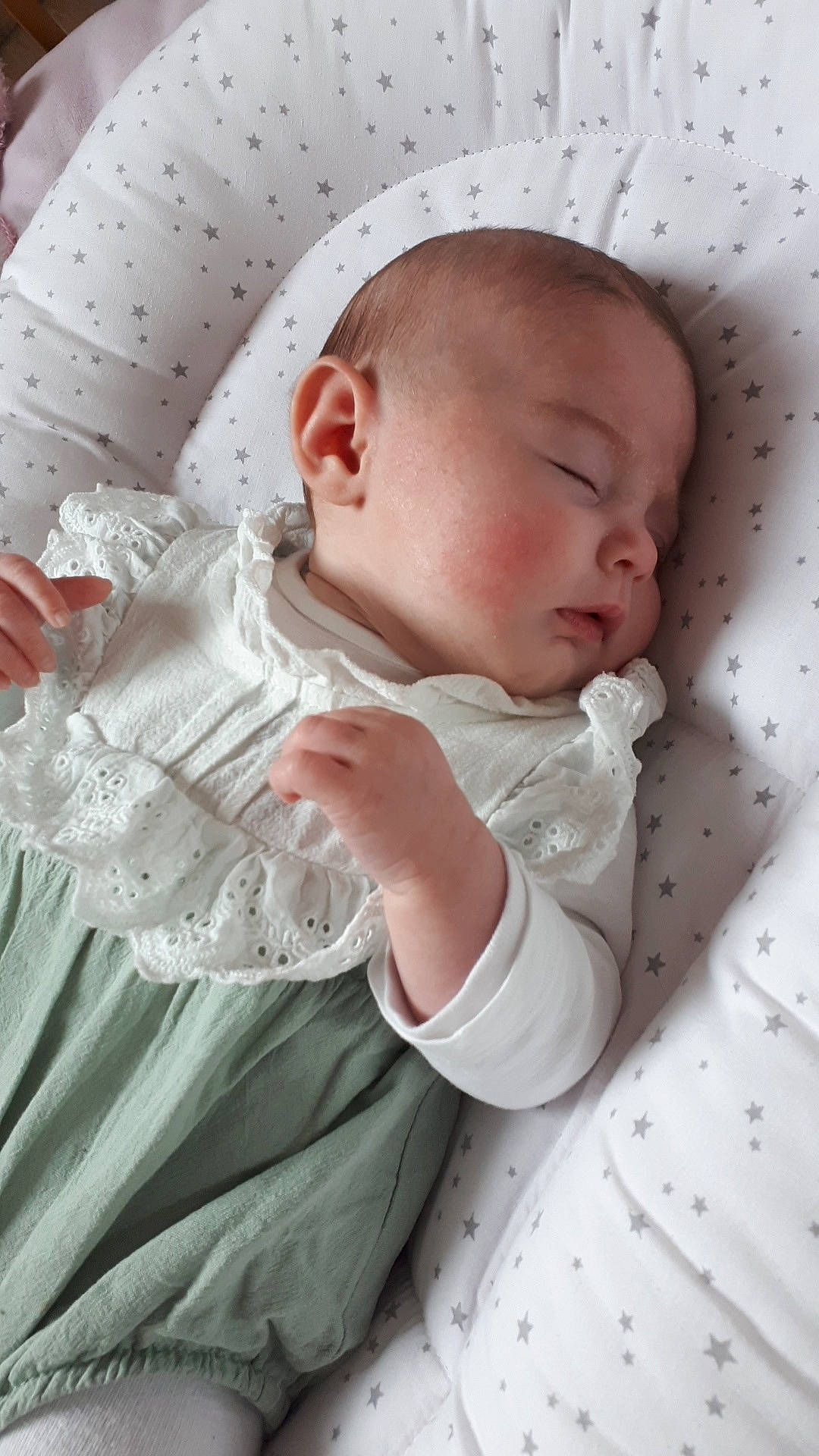 Louise a rejoint le concours — aidez-le/la à gagner de superbes lots ! baby, baby_products, baby_sleeping, baby_toddler_clothing, cheek, child, comfort, eye, grass, iris, linens, lip, nap, pattern, person, sitting, skin, sleep, sleeve, toddler